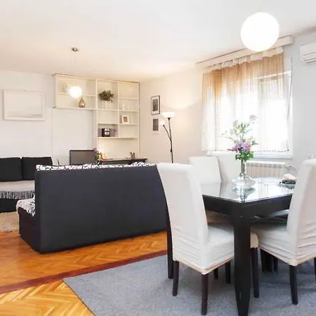 Hip & Spacious Apartment *