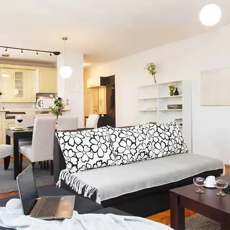 Hip & Spacious Apartment *
