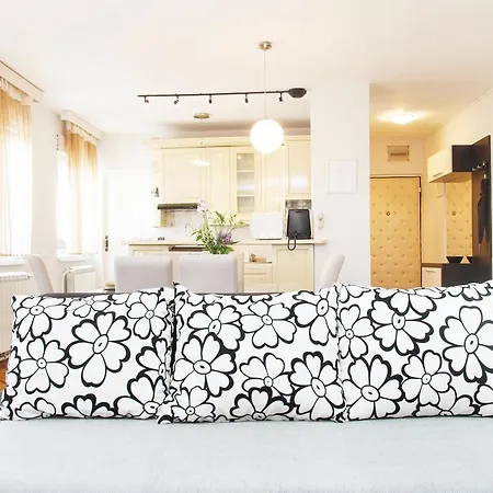Hip & Spacious Apartment *